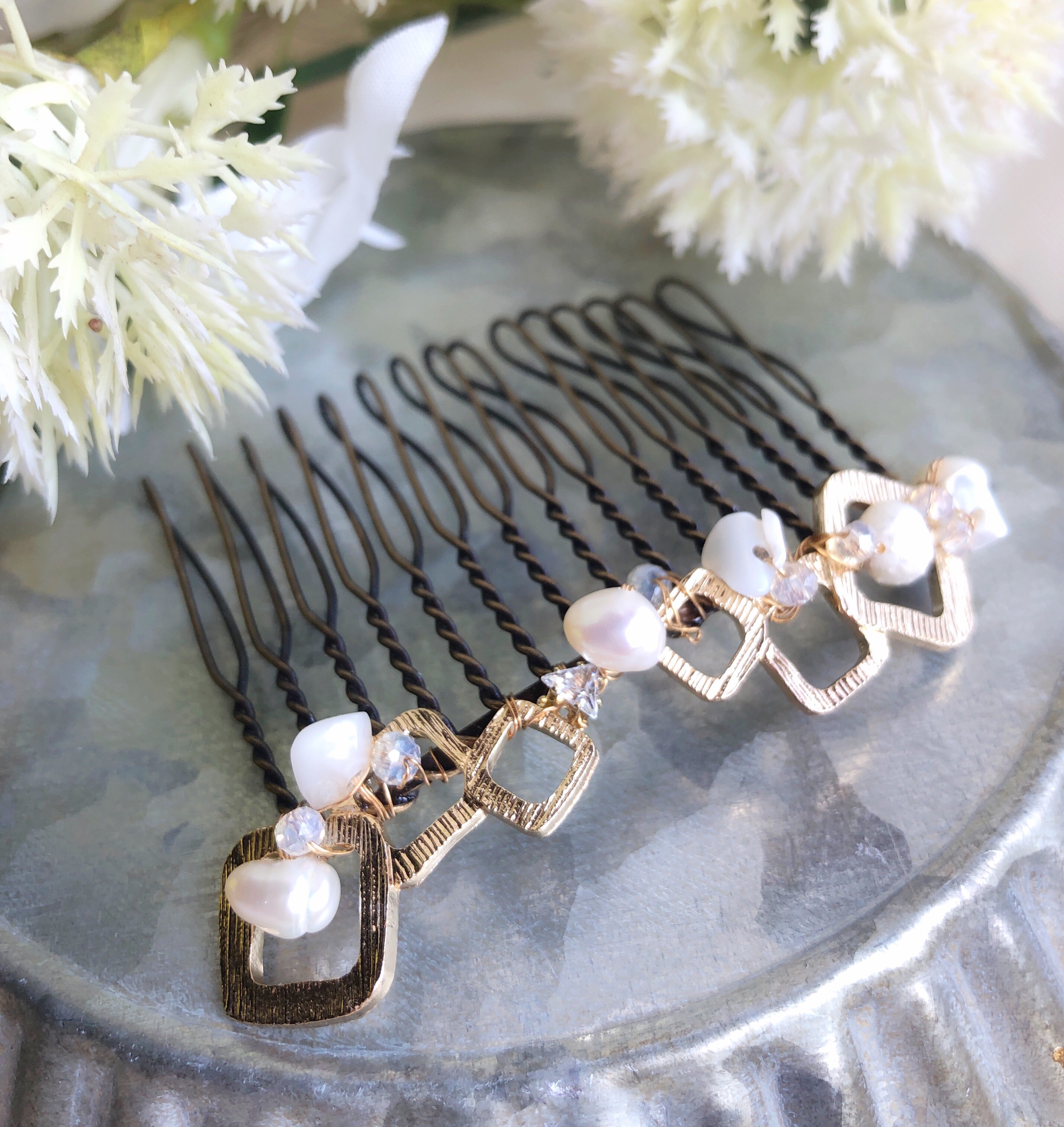 淡水パールとさざれ天然石のスクエア透かしコーム