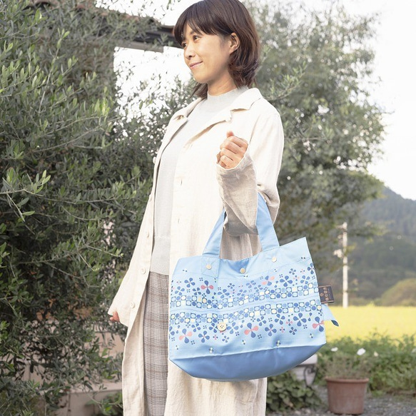 【防水、撥水トートバッグ】Lunch Tote  フライングフラワー：サックス 1枚目の画像