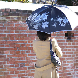 【晴雨兼用傘】絵おり 百合 ブラック 2枚目の画像
