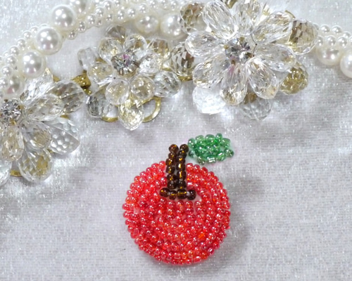 リンゴ ＊ ビーズ刺繍 ブローチ 《 手縫い ＊ アップル ＊ 赤