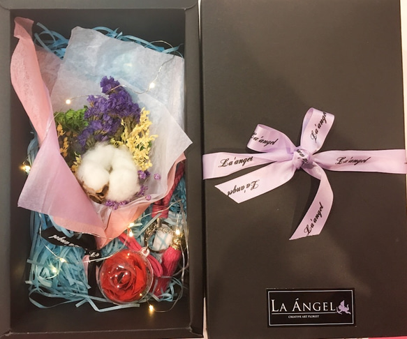 A008 La angel Box Set- Led lighting 小花束，保鮮花匙扣盒 第1張的照片