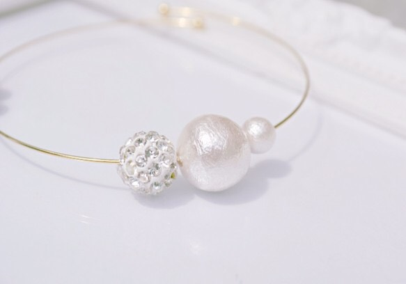 棉花珍珠及水晶珠的細線手鍊 第2張的照片