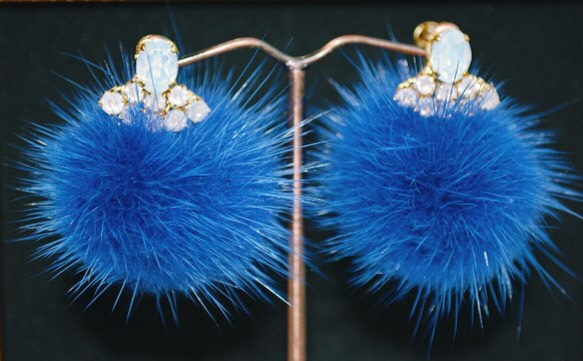 ミンクファーのビジューイヤリング（ブルー） 2枚目の画像