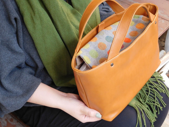 レザートートバッグ かわいいウールの水玉かぶせ付き 横長【本革