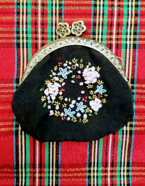 お花リースの刺繍がま口 1枚目の画像