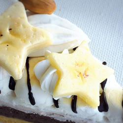 バナナとマシュマロのチョコレートタルト　キーリング　フェイクスイーツ 2枚目の画像