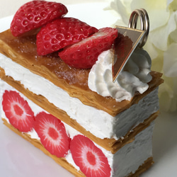 草莓千層蛋糕假甜點照片和備忘架 第5張的照片