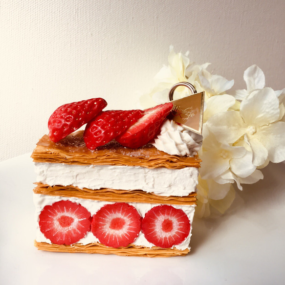 草莓千層蛋糕假甜點照片和備忘架 第6張的照片