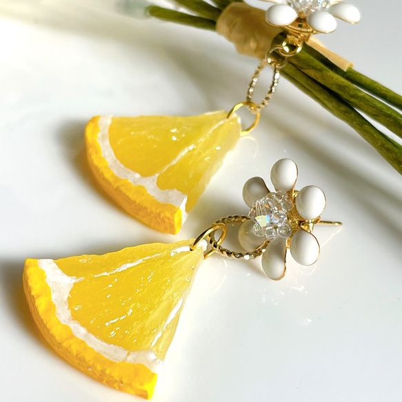 花和檸檬耳環刺穿假糖果 第4張的照片