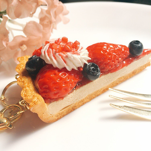 苺とブルーベリー タルト フェイクスイーツ バッグチャーム O-Hana  