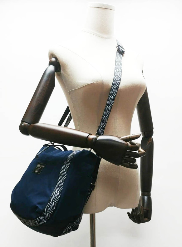Deep dark blue nylon tribal pattern strap 3 ways handbag 第4張的照片