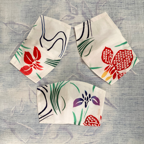 Creema限定『夏の福袋』浴衣リメイクの布マスク3枚入り(ホワイト/花菖蒲) 1枚目の画像