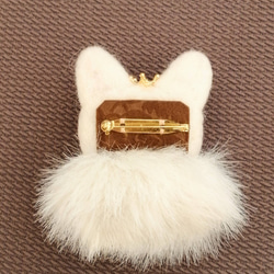 羊毛フェルト　白猫ブローチ（オッドアイ&王冠ホワイトファー） 3枚目の画像