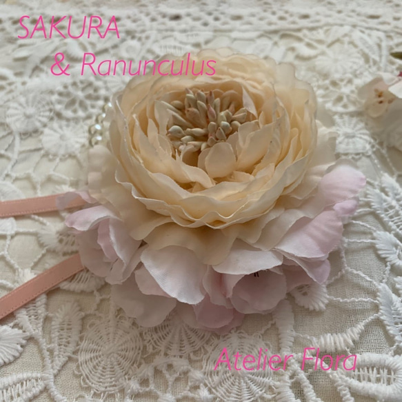 ラナンキュラス×Sakura（桜）コサージュ・ヘッドコサージュ～アイボリー色×パール付き 2枚目の画像