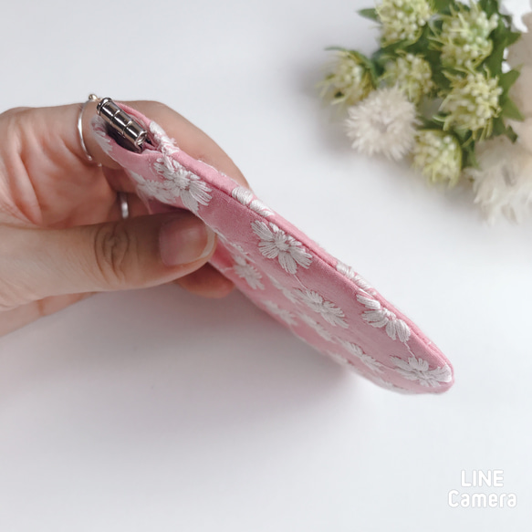 手のひらサイズ　バネ口ポーチ　可愛いお花刺繍　ピンク色　バネ口10cm 6枚目の画像