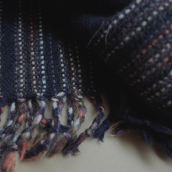 手織り　ウール100％　ネイビー系ストライプ　マフラー　043 2枚目の画像