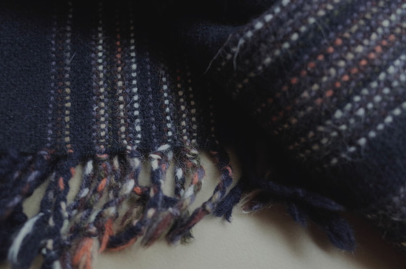 手織り　ウール100％　ネイビー系ストライプ　マフラー　043 2枚目の画像