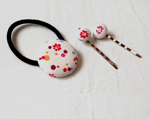 キャラメルカラー♡白い花♡5センチパッチンピンと2.7センチくるみボタンヘアゴム キャラメルカラー♡白い花♡5センチパッチンピンと2.7センチくるみ