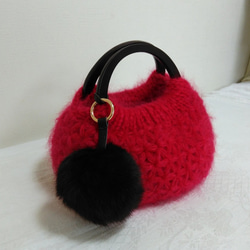ふっくら丸いリフ編みバッグ  ピンク  リアルファーのポンポン付き 1枚目の画像