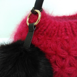 ふっくら丸いリフ編みバッグ  ピンク  リアルファーのポンポン付き 4枚目の画像