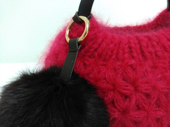 ふっくら丸いリフ編みバッグ  ピンク  リアルファーのポンポン付き 4枚目の画像