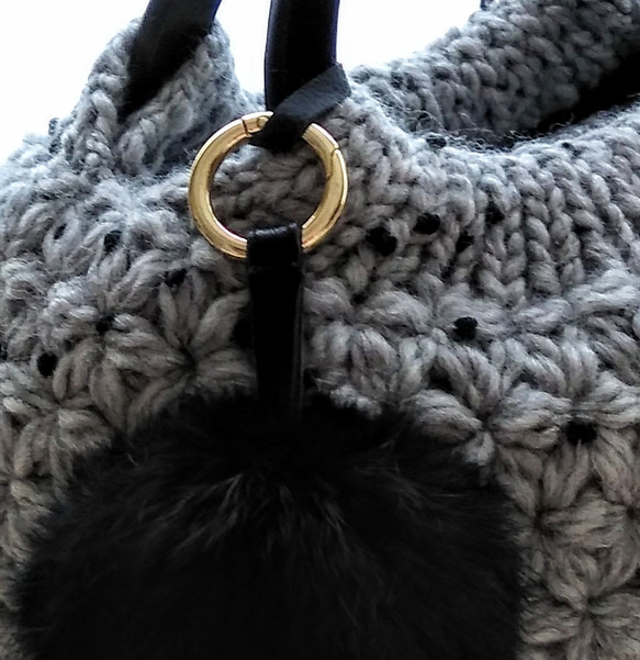 ふっくら丸いリフ編みバッグ  グレー  リアルファーのポンポン付き 4枚目の画像
