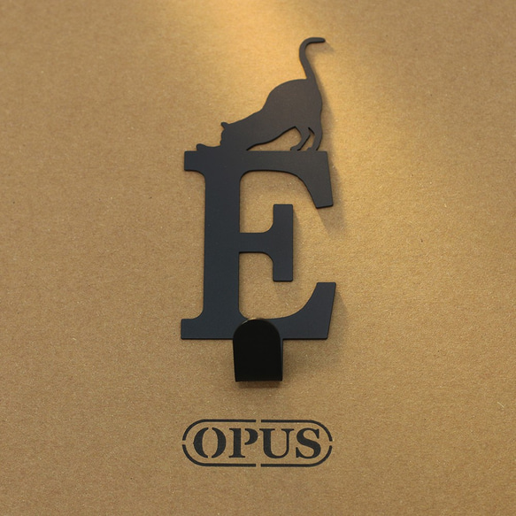 【OPUS ドンチー金工】猫がE字に出逢う時 吊り下げフック ブラック/壁飾りフック/ホームデコレーションハンガー/マスク収納/ 1枚目の画像