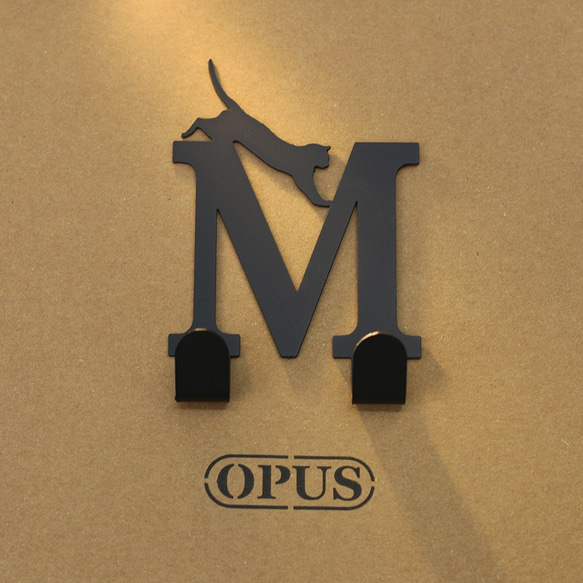 【OPUS Dongqi Metal Works】猫が文字に出逢う時 Mフック 黒/壁飾りフック/ホームデコレーションラック/生 1枚目の画像