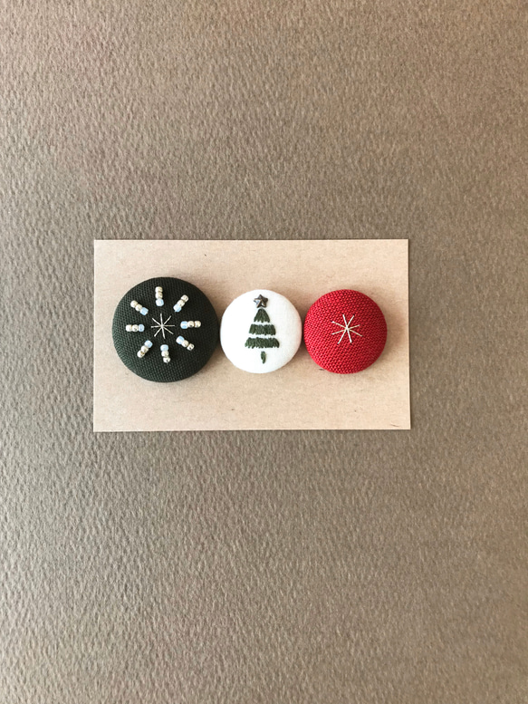 クリスマス ビーズと刺繍のブローチ 4枚目の画像