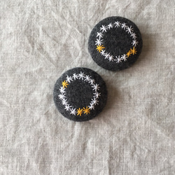 小花の刺繍ブローチ 2枚目の画像