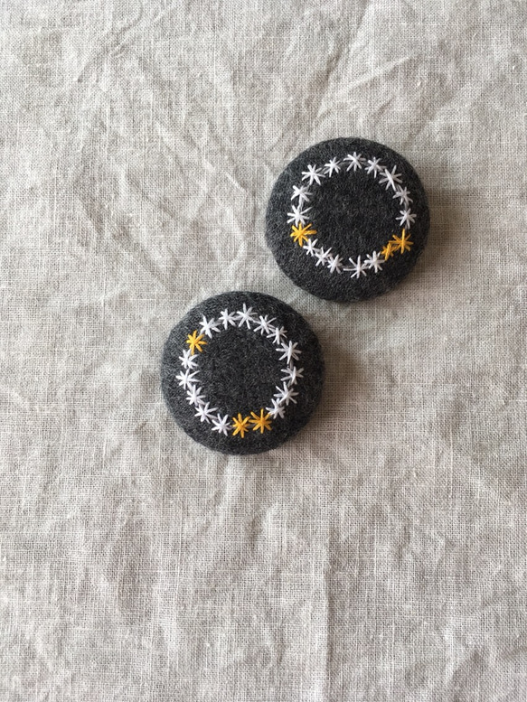 小花の刺繍ブローチ 2枚目の画像