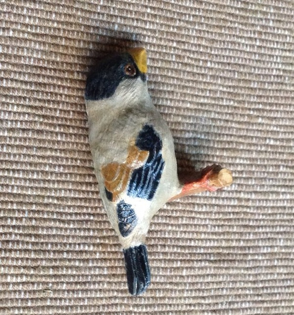 野鳥のブローチ（イカル)・バードカービング イカル 野鳥のブローチ