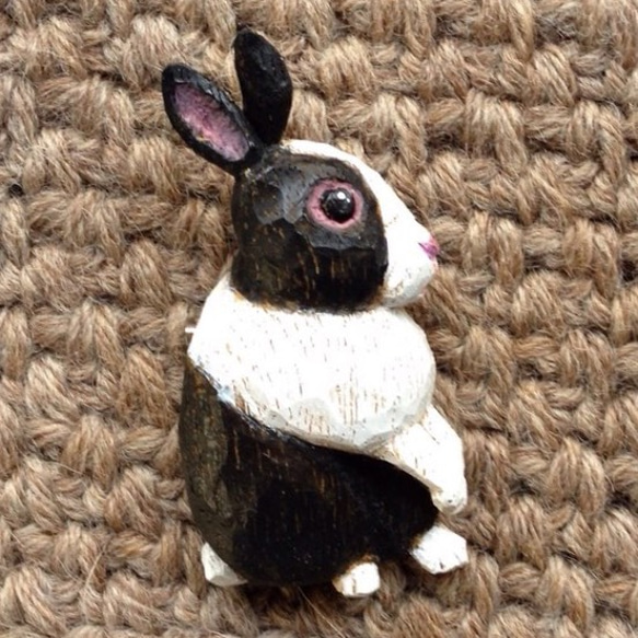ウサギのブローチ 1枚目の画像