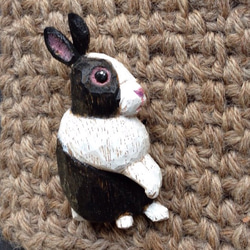 ウサギのブローチ 2枚目の画像