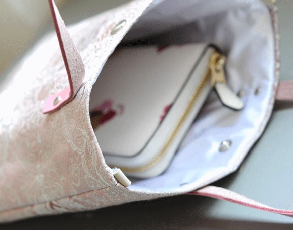 金襴織り絹のペタンコバック pink  キラキラサコッシュ 2枚目の画像