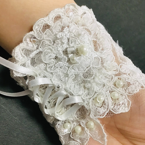 美品・スターバレリーナ⭐️薔薇モチーフたっぷりのカットソー 高級レース】による純白のレースグローブ パターン② 手袋