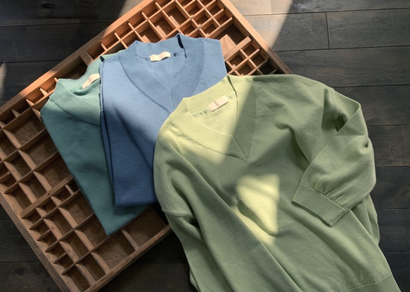 feather cotton®︎の7分袖Vネック knit tops / apple green 2枚目の画像