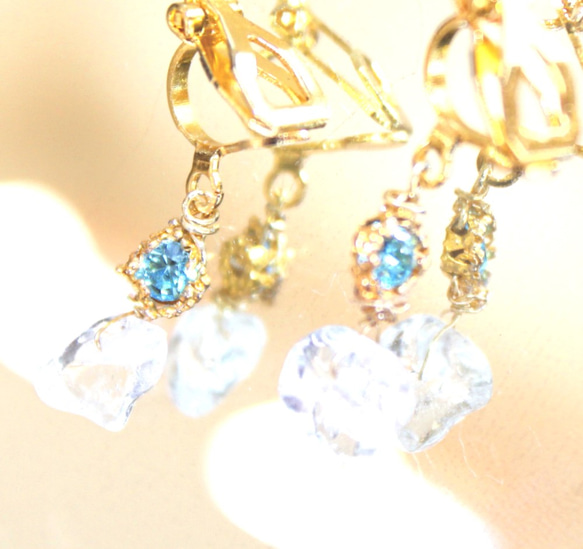 k18gp- Swaro & crystal charm earrings +"sapphire"present 3枚目の画像