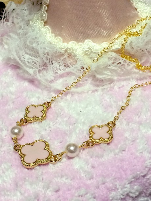 ピンク★スワロフスキーパールとお花３連ネックレス 1枚目の画像