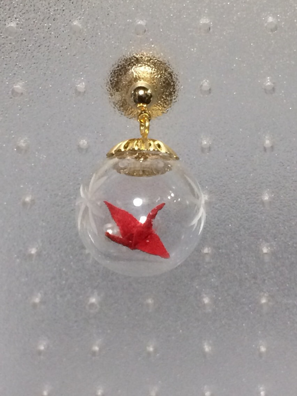 切子風ガラスドームに折鶴タックピン赤 1枚目の画像