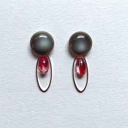 Shiny gray retro button and red Czech bead pierce_07 1枚目の画像