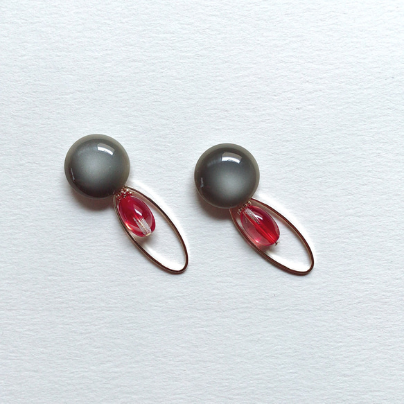 Shiny gray retro button and red Czech bead pierce_07 2枚目の画像