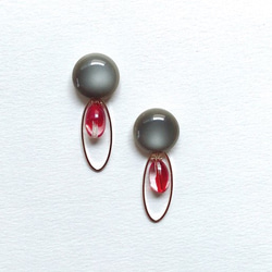 Shiny gray retro button and red Czech bead pierce_07 3枚目の画像