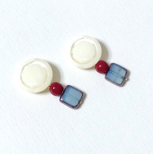 Shiny white button and red vintage beads pierce_85 2枚目の画像