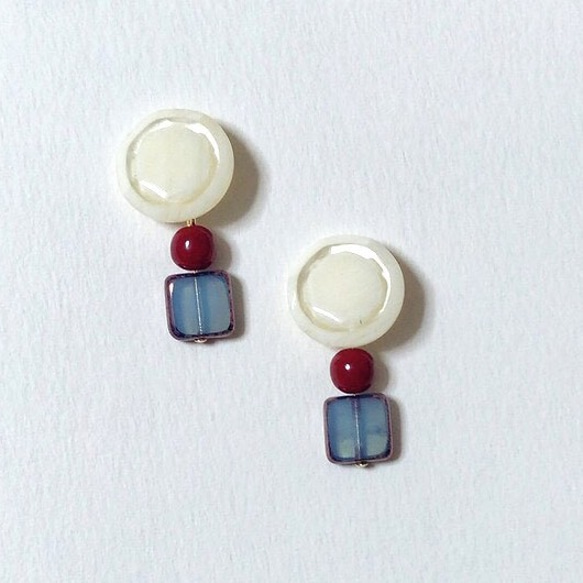Shiny white button and red vintage beads pierce_85 3枚目の画像