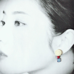Shiny white button and red vintage beads pierce_85 4枚目の画像