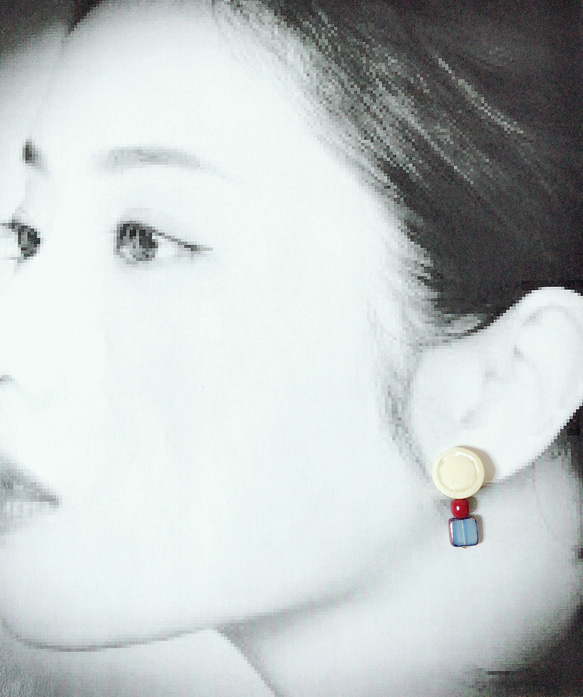Shiny white button and red vintage beads pierce_85 4枚目の画像