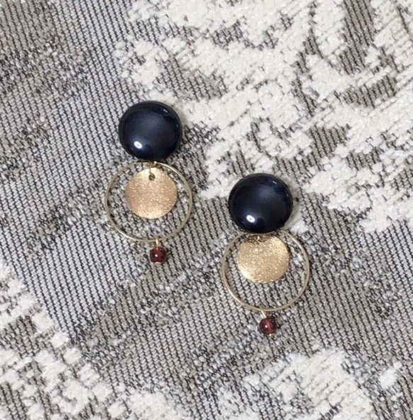 Black glossy buttons and garnet pierce 1枚目の画像