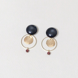 Black glossy buttons and garnet pierce 2枚目の画像