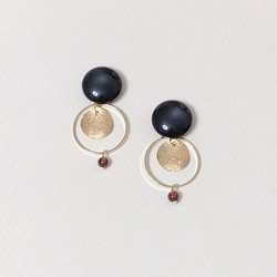 Black glossy buttons and garnet pierce 3枚目の画像